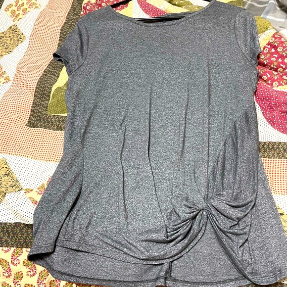 Cute SO grey top. - Picture 1 of 3